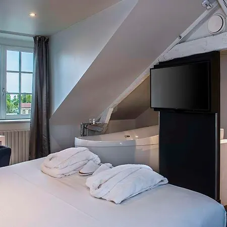 מלון Western Le Cheval Blanc -vue Sur Le Port-plein Centre 3*