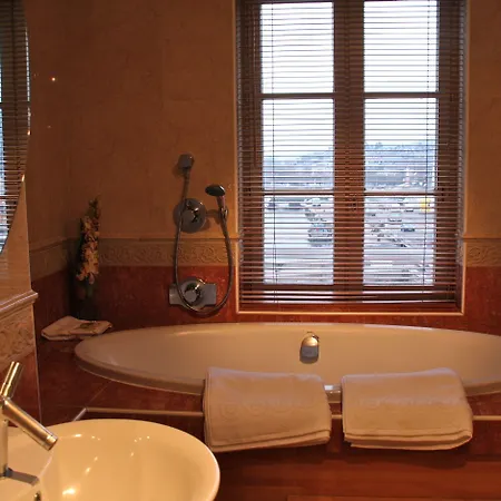 Hotel Western Le Cheval Blanc -vue Sur Le Port-plein Centre 3*