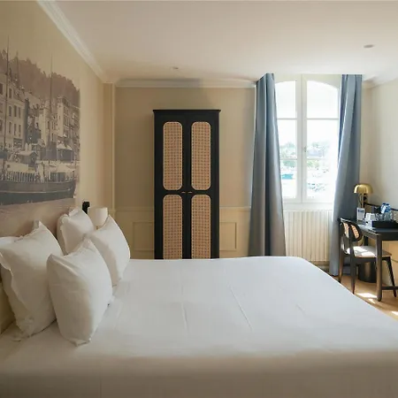 Western Le Cheval Blanc -vue Sur Le Port-plein Centre 3*